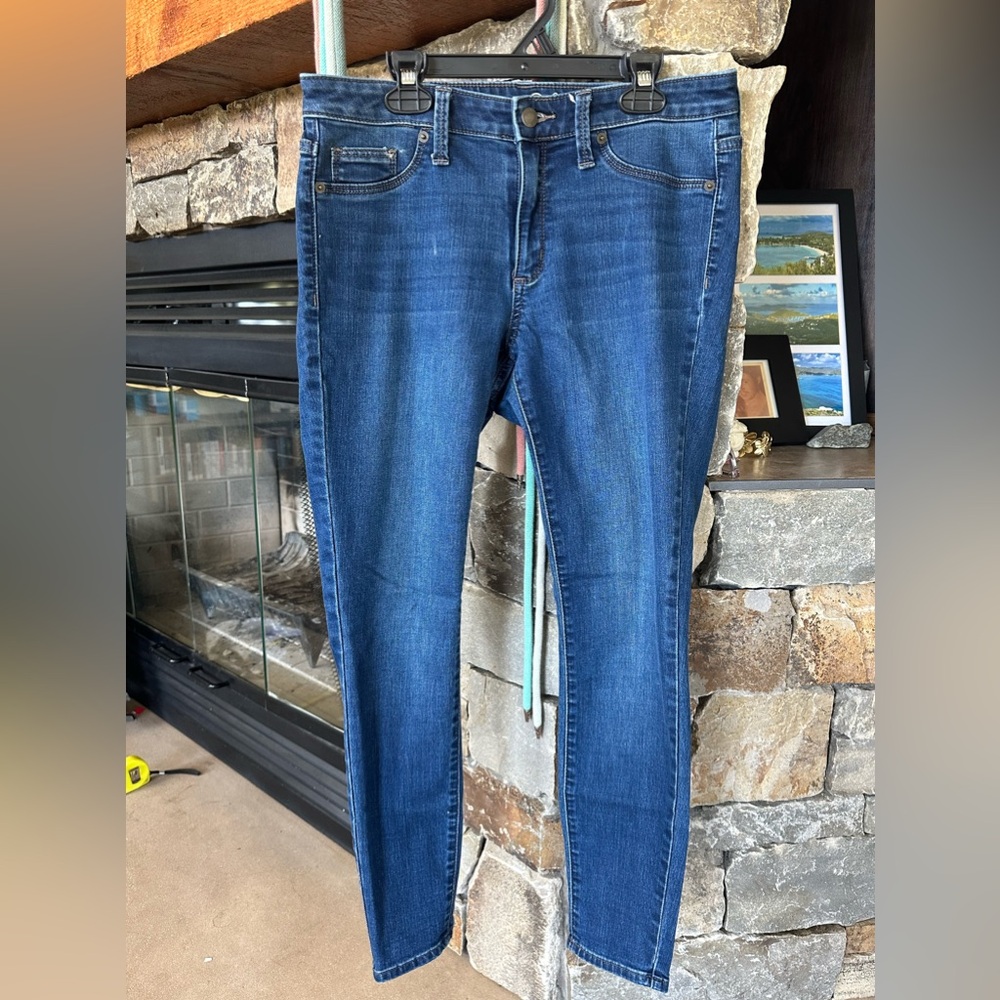 Universal Threads Women’s Mid-Rise Skinny Jeans